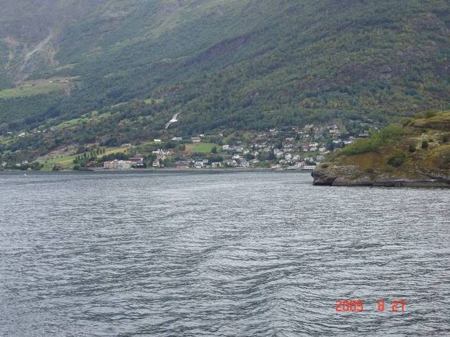 ソグネフィヨルド：グッドバンゲン〜フロム２時間のクルーズ･･･左右の変化する景観を満喫。2005.8.27