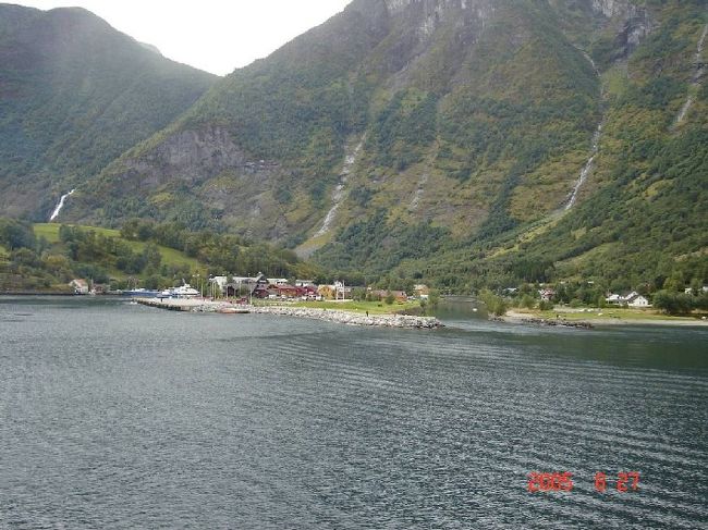 ソグネフィヨルド：グッドバンゲン〜フロム２時間のクルーズ･･･左右の変化する景観を満喫。2005.8.27