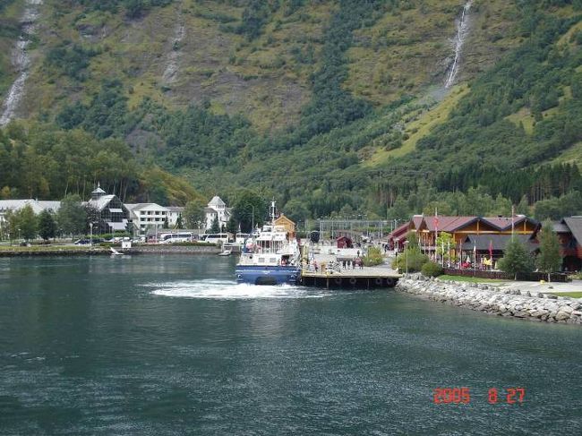 ソグネフィヨルド：グッドバンゲン〜フロム２時間のクルーズ･･･左右の変化する景観を満喫。フロムが近づく。2005.8.27
