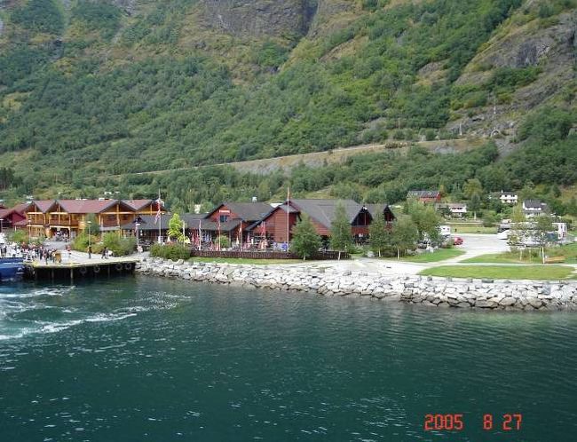 ソグネフィヨルド：グッドバンゲン〜フロム２時間のクルーズ･･･左右の変化する景観を満喫。下船準備開始。2005.8.27