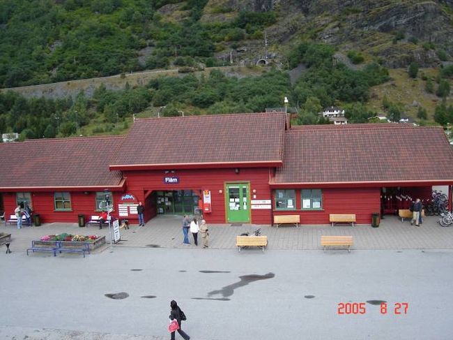 ソグネフィヨルド：グッドバンゲン〜フロム２時間のクルーズ･･･フロム駅が見える。2005.8.27