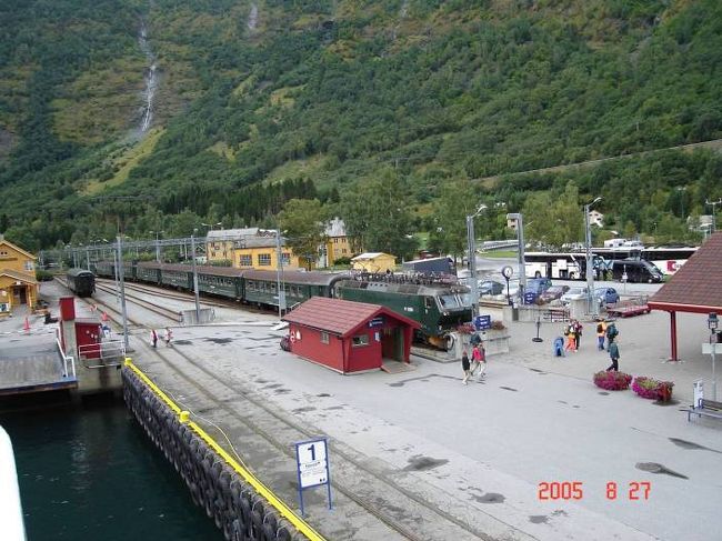 ソグネフィヨルド：グッドバンゲン〜フロム２時間のクルーズ･･･左右の変化する景観を満喫しフロム港を見下ろして。2005.8.27