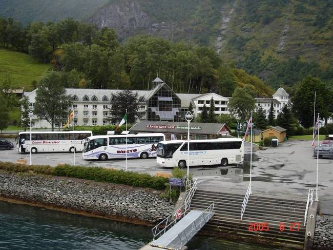 ソグネフィヨルド：グッドバンゲン〜フロム２時間のクルーズ･･･左右の変化する景観を満喫。フレットハイムホテルも正面に見える。2005.8.27