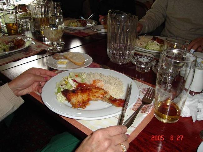 ソグネフィヨルド：グッドバンゲン〜フロム２時間のクルーズ･･･左右の変化する景観を満喫を終え、下船後の昼食･･･チキン。2005.8.27