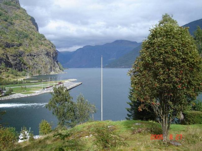 自由時間は、フレットホテル裏山を散策。フロム港を見下ろして。2005.8.27