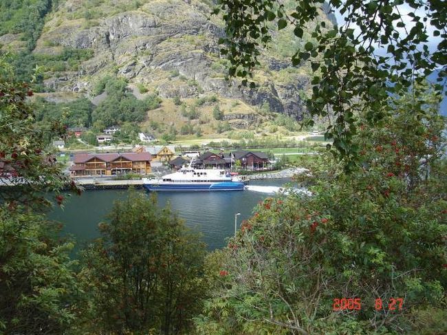 自由時間は、フレットホテル裏山を散策。フロム駅を見下ろして。2005.8.27