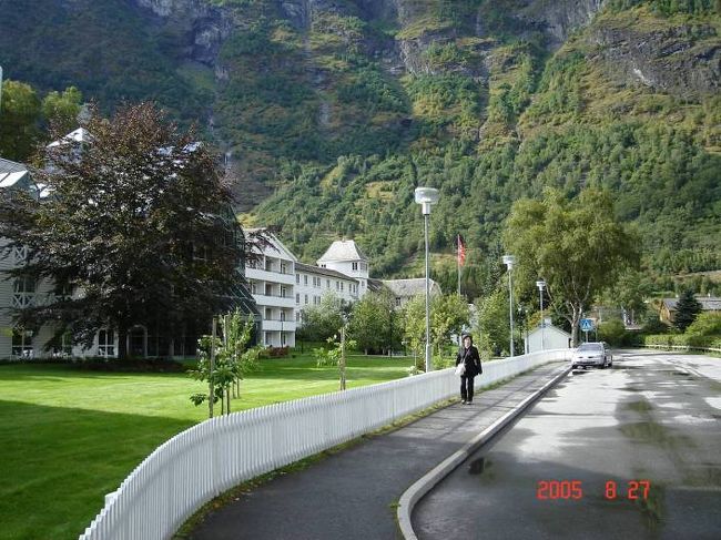 由時間は、フレットホテル裏山を散策。裏山を下りて再びホテルへトイレ休憩に。2005.8.27