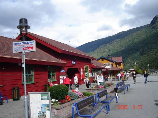 フロム駅にて、山岳鉄道１６：６０発に乗車。2005.8.27