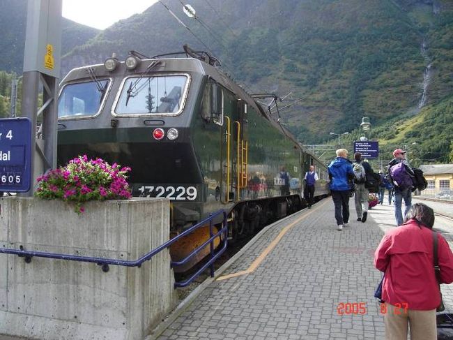 フロム駅にて、山岳鉄道１６：６０発に乗車。2005.8.27