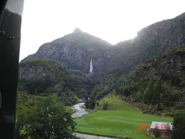 フロム→ミルダールに向け山岳鉄道車窓。2005.8.27