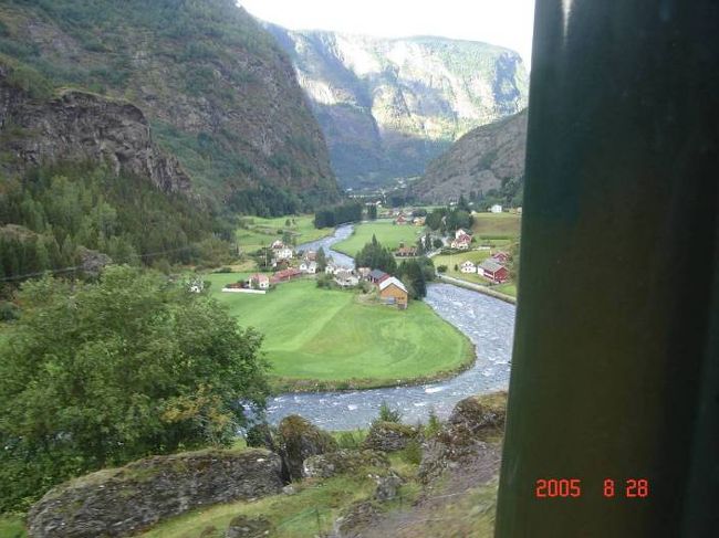 フロム→ミルダールに向け山岳鉄道車窓。2005.8.27