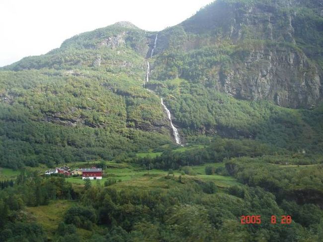 フロム→ミルダールに向け山岳鉄道車窓。2005.8.27