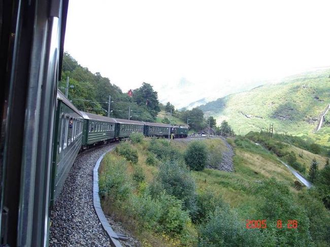 フロム〜ミルダール間山岳鉄道対向車行き違い待機。2005.8.27