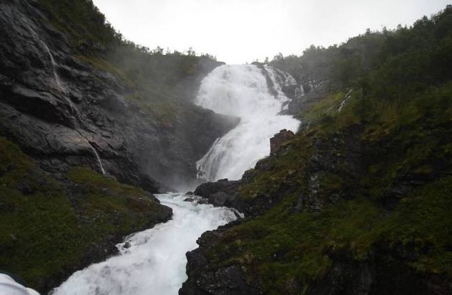 フロム〜ミルダール間山岳鉄道。落差９３ｍのヒョースの滝で一時停止５分間、つかの間の撮影。2005.8.27