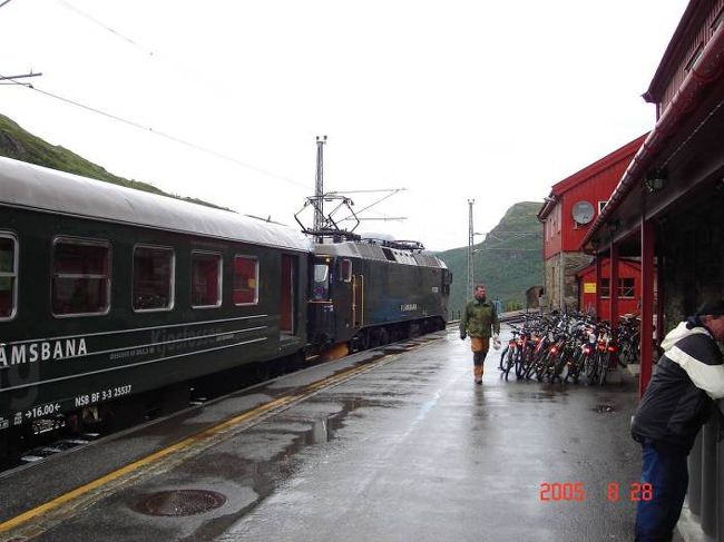 フロム〜ミルダール間山岳鉄道。終着ミルダールに到着約１時間の乗り換え車待ち。2005.8.27
