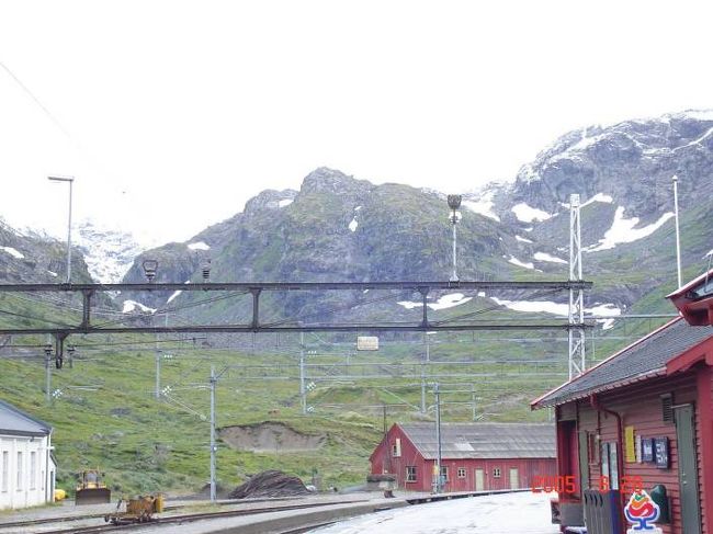 フロム〜ミルダール間山岳鉄道。終着ミルダールに到着約１時間の乗り換え車待ち。2005.8.27