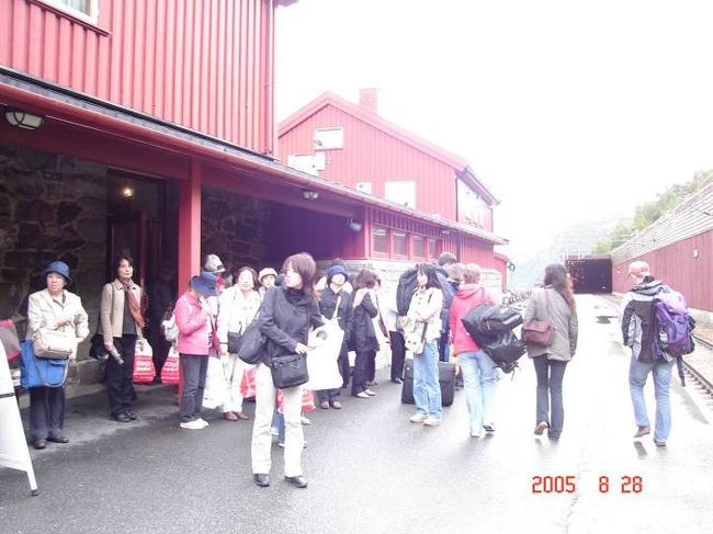 フロム〜ミルダール間山岳鉄道。終着ミルダールに到着約１時間の乗り換え車待ち。2005.8.27