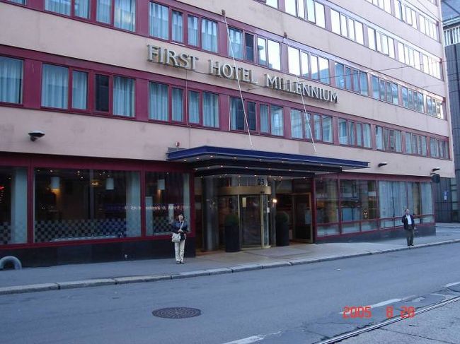 オスロにて帰国日の早朝、自主散策に出発。ファーストホテル・ミレニアム前にて。2005.8.28