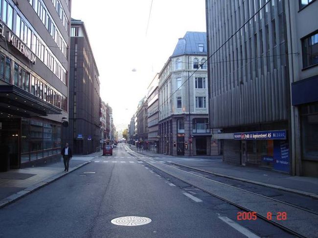 オスロにて帰国日の早朝、自主散策に出発。ファーストホテル・ミレニアム前ストリートにて。2005.8.28