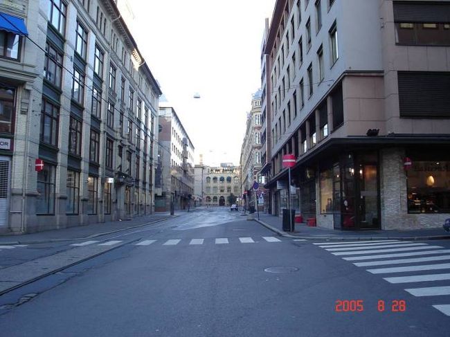 オスロにて帰国日の早朝、自主散策に出発。ファーストホテル・ミレニアム前ストリートにて。2005.8.28