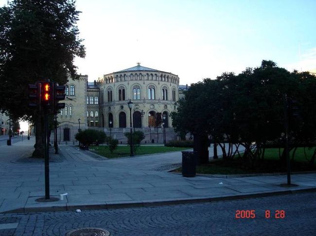 オスロにて帰国日の早朝、自主散策に出発。カールヨハン通りを王宮に向かって。国会議事堂前通過。2005.8.28