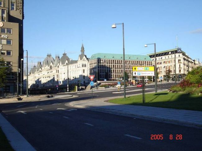 オスロにて帰国日の早朝、自主散策に出発。カールヨハン通りを王宮に向かって。王宮前通過。2005.8.28