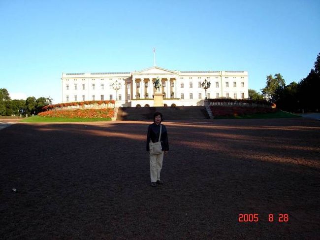 オスロにて帰国日の早朝、自主散策に出発。カールヨハン通りを王宮に向かって。王宮前到着。2005.8.28 