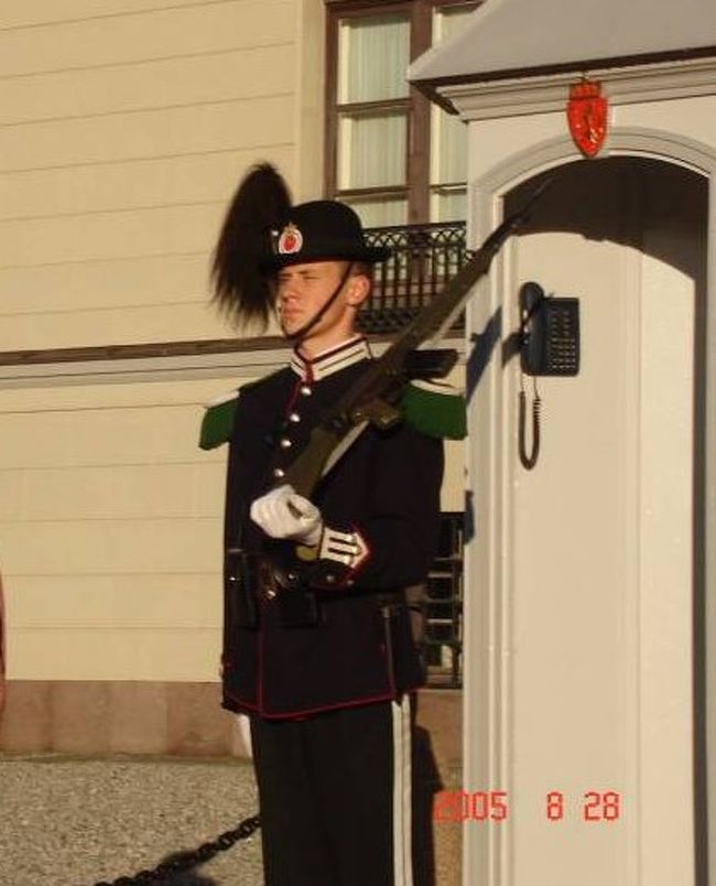 オスロにて帰国日の早朝、自主散策に出発。カールヨハン通りを王宮に向かって。王宮前到着。衛兵との記念撮影。2005.8.28