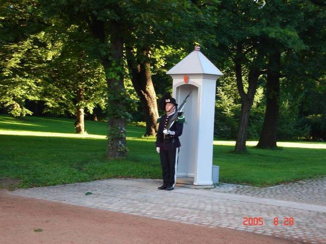 オスロにて帰国日の早朝、自主散策に出発。カールヨハン通りを王宮に向かって。王宮前到着。衛兵との記念撮影。2005.8.28