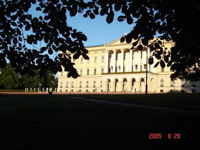 オスロにて帰国日の早朝、自主散策に出発。カールヨハン通りを王宮から帰り道。2005.8.28