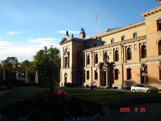 オスロにて帰国日の早朝、自主散策に出発。カールヨハン通りを王宮から帰り道。国立劇場前。2005.8.28 