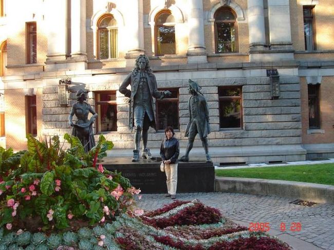 オスロにて帰国日の早朝、自主散策に出発。カールヨハン通りを王宮から帰り道。国立劇場前。2005.8.28 