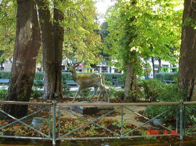 オスロにて帰国日の早朝、自主散策に出発。カールヨハン通りを王宮から帰り道。国立劇場前公園の鹿の親子モニュメント。2005.8.28 