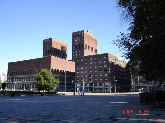 オスロにて帰国日の早朝、自主散策に出発。ハーバー前市庁舎。2005.8.28 