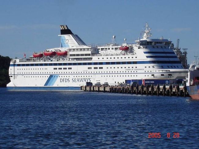 オスロにて帰国日の早朝、自主散策に出発。ハーバーへ。昨日乗ってきたＤＦＤＳ　ＳＥＡＷＡＹＳの豪豪華客船が見える。2005.8.28 