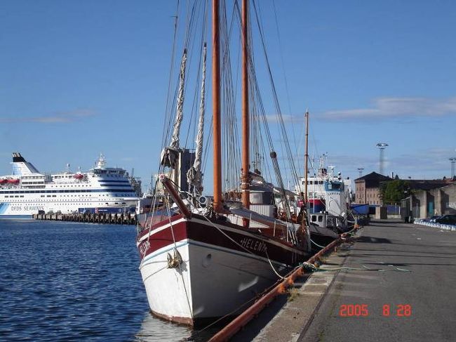 オスロにて帰国日の早朝、自主散策に出発。ハーバーへ。昨日乗ってきたＤＦＤＳ　ＳＥＡＷＡＹＳの豪華客船が見える。手前に帆船も見える005.8.28 