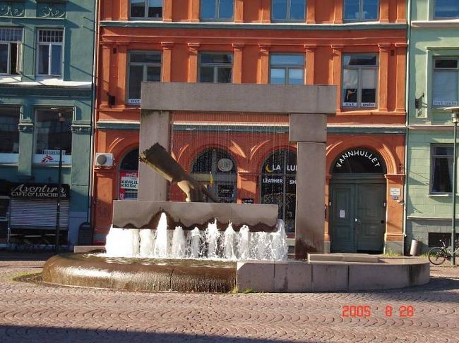 オスロにて帰国日の早朝、自主散策に出発。到着日に見たモニュメントにも出逢う。2005.8.28 