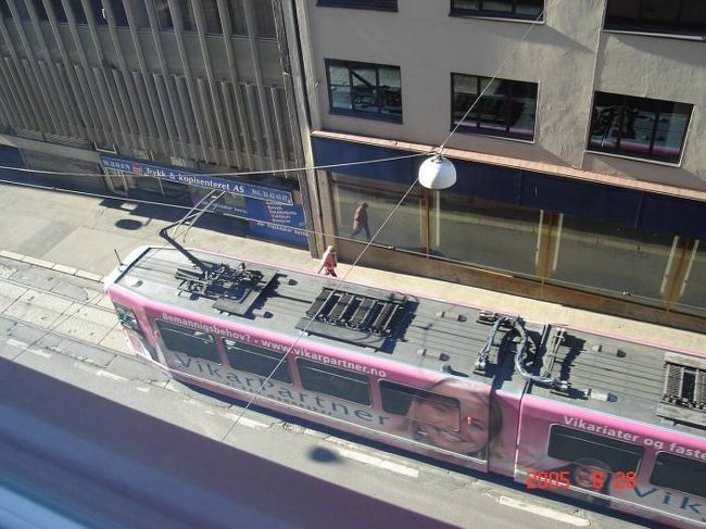 オスロにて帰国日の早朝、自主散策ごホテルに戻って。ホテル前を市電が走る。2005.8.28