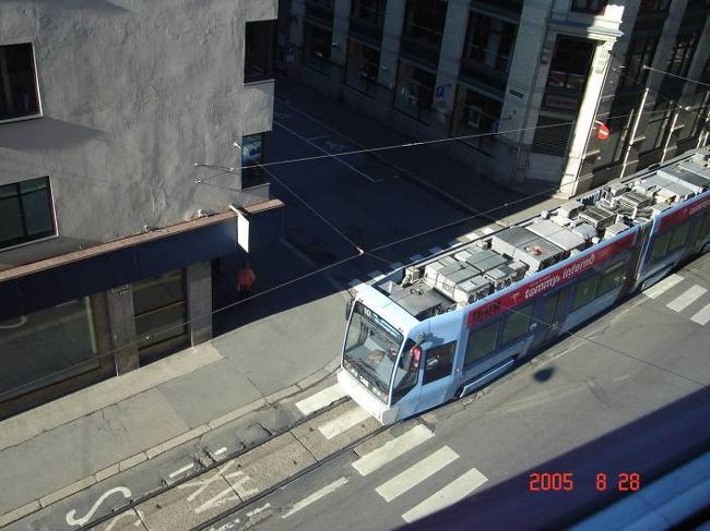 オスロにて帰国日の早朝、自主散策ごホテルに戻って。ホテル前を色違いの市電が走る。2005.8.28