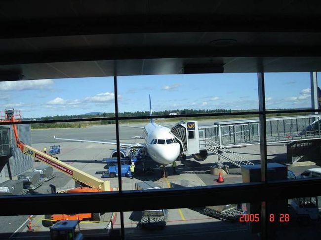 オスロ空港ヘルシンキ帰国便が見える。2005.8.28