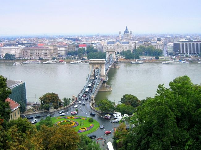 ケーブル・カーの丘の上の終点から見たドナウ川とくさり橋<br /><br />Duna and Sz&amp;eacute;chenyi L&amp;aacute;nch&amp;iacute;d, seen from the upper terminal of the funicular