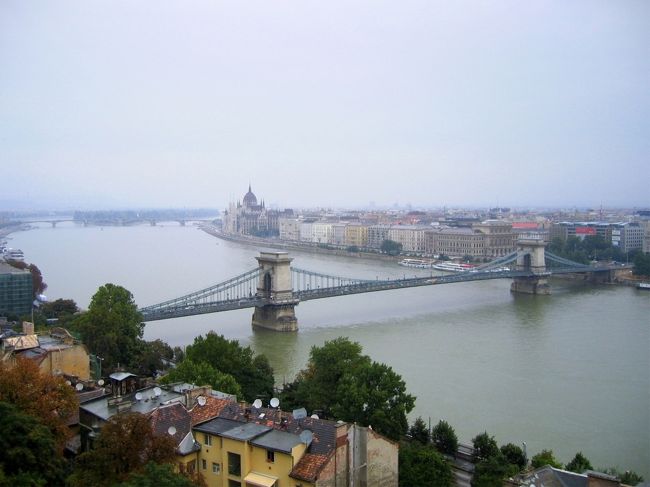 ブダ王宮の敷地から見たドナウ川とくさり橋<br /><br />Duna and Sz&amp;eacute;chenyi L&amp;aacute;nch&amp;iacute;d, seen from the property of Budav&amp;aacute;ri Kir&amp;aacute;lyi Palota (Buda Royal Palace)