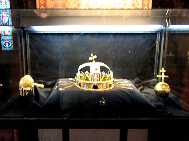 マーチャーシュ教会に展示してあるハンガリーの王冠のレプリカ<br /><br />A replica of the Holy Crown of Hungary, displayed in M&amp;aacute;ty&amp;aacute;s templom