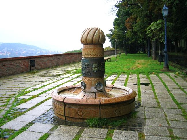 トート・アールパード遊歩道の小さな噴水<br /><br />A small fountain on T&amp;oacute;th &amp;Aacute;rp&amp;aacute;d s&amp;eacute;t&amp;aacute;ny