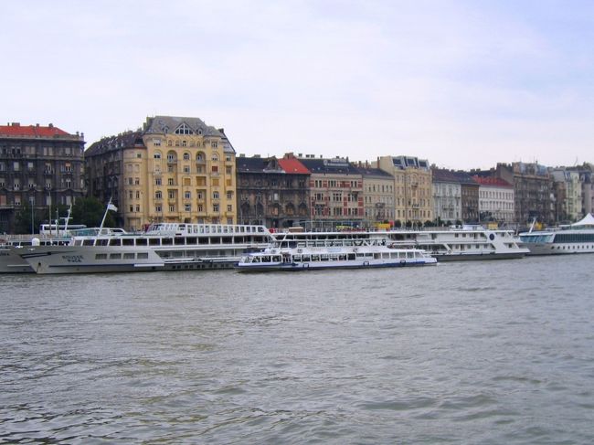 ドナウ川の遊覧船に乗って、マルギット島に行きました。<br />遊覧船から見たブダペストの街なみ<br /><br />I took a tour boat on Duna and went to Margit-sziget.<br />A view of the city of Budapest, seen from the tour boat<br />