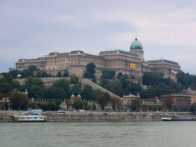 遊覧船から見たブダ王宮<br /><br />Budav&amp;aacute;ri Kir&amp;aacute;lyi Palota, seen from the tour boat
