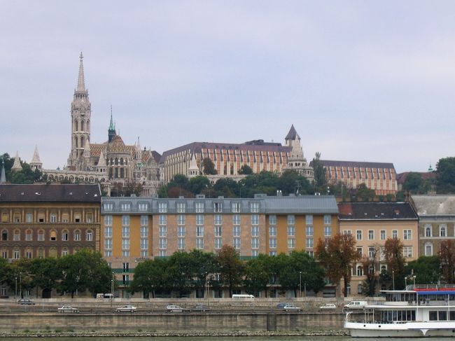 遊覧船から見た漁夫の砦とマーチャーシュ教会<br /><br />Hal&amp;aacute;szb&amp;aacute;stya and M&amp;aacute;ty&amp;aacute;s templom, seen from the tour boat