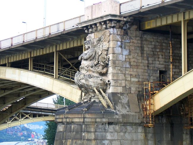 遊覧船から見たマルギット橋の橋脚<br /><br />A bridge pier of Margit h&amp;iacute;d (Margaret Bridge), seen from the tour boat