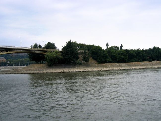 遊覧船から見たマルギット島とマルギット橋<br /><br />Margitsziget (Margaret Island) and Margit h&amp;iacute;d, seen from the tour boat