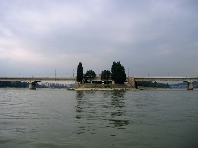 遊覧船から見たマルギット島の北端とアールパード橋<br /><br />The north end of Margitsziget and &amp;Aacute;rp&amp;aacute;d h&amp;iacute;d (Arpad Bridge), seen from the tour boat